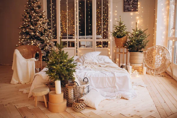 Уютная Светлая Комната Матрасом Кровать Стиле Рождества Елка — стоковое фото