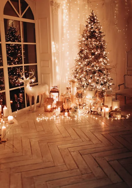 Ζεστή Και Ζεστή Βραδιά Χριστουγεννιάτικο Εσωτερικό Σχεδιασμό Χριστουγεννιάτικο Δέντρο Διακοσμημένο — Φωτογραφία Αρχείου