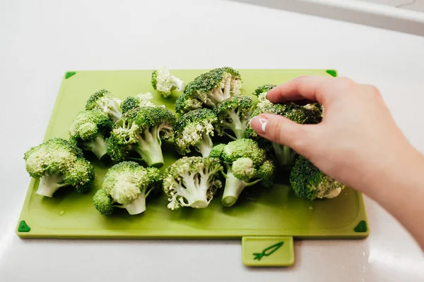 Gambar Terpotong Dari Wanita Mempersiapkan Brokoli — Stok Foto