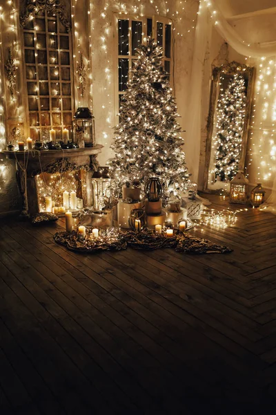 温馨舒适的夜晚 在圣诞房间的室内设计中 圣诞树点着灯 客厅里 — 图库照片