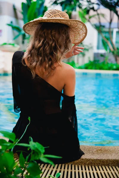 Elegante Bella Donna Abito Cappello Posa Vicino Piante Piscina — Foto Stock