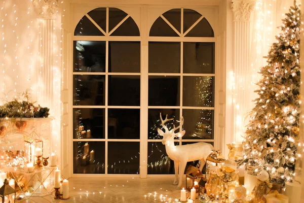 圣诞室内设计温馨舒适的夜晚 圣诞树装饰着彩灯 室内壁炉照明 假日客厅魔法新年 — 图库照片