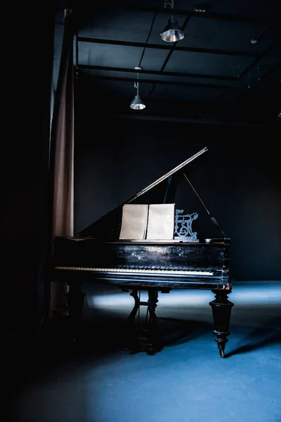 Old Black Classical Piano Isolated Dark Room — Stock Photo, Image