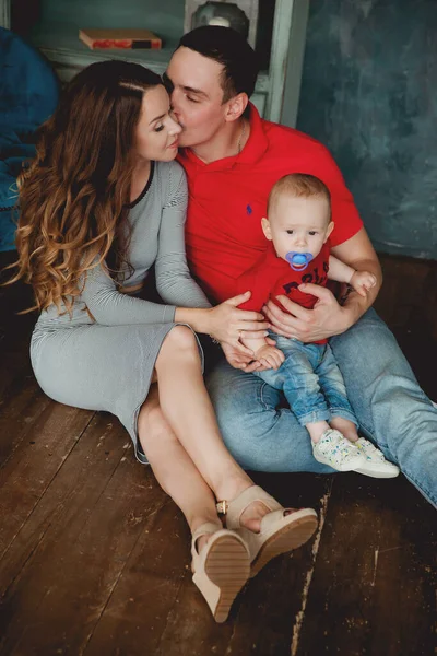 Gelukkig Ouders Poseren Met Baby Jongen Vloer Kamer — Stockfoto