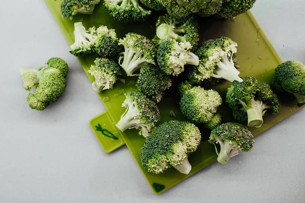 Brokoli Segar Pada Papan Potong Hijau Tampilan Closeup — Stok Foto