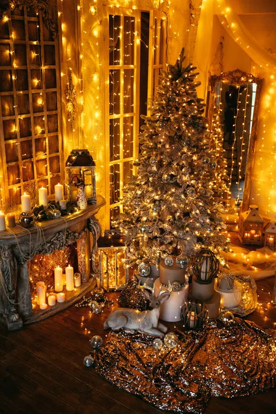 Warmer Und Gemütlicher Abend Weihnachtlichen Interieur Weihnachtsbaum Geschmückt Mit Lichtern — Stockfoto