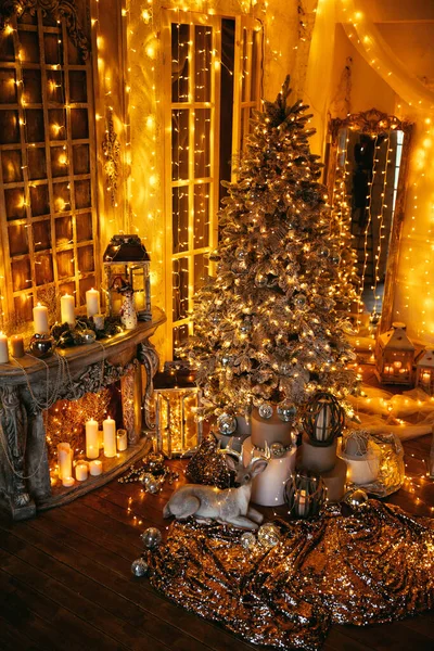 Calda Accogliente Serata Interior Design Natalizio Albero Natale Decorato Luci — Foto Stock