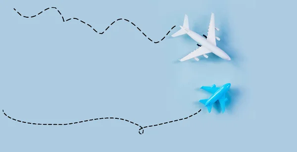 Modelo Juguete Dos Aviones Fondo Azul Vacaciones Fondo Concepto Viaje — Foto de Stock