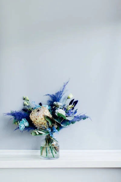 Hermoso Ramo Con Flores Azules Aisladas Sobre Fondo Pastel — Foto de Stock
