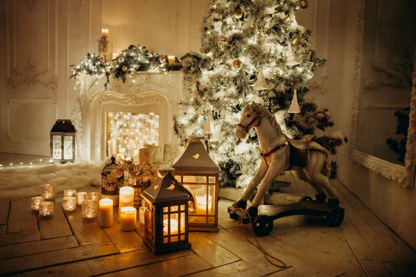 Schöne Gemütliche Raumgestaltung Mit Weihnachtsbaum Girlanden Kamin Laternen Schaukelpferd Geschenke — Stockfoto