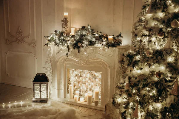 Schöne Gemütliche Raumgestaltung Mit Weihnachtsbaum Girlanden Kamin Laternen Schaukelpferd Geschenke — Stockfoto