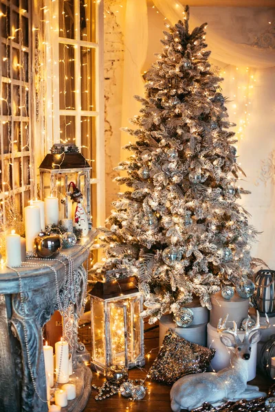 Warme Gezellige Avond Het Interieur Van Kerstmis Kerstboom Versierd Met — Stockfoto