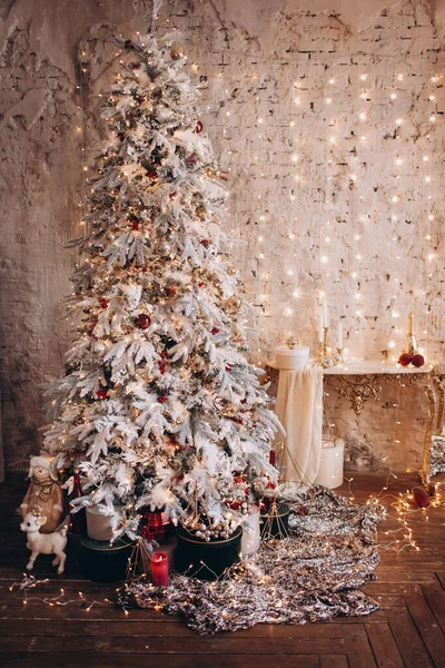 Hermoso Árbol Navidad Con Regalos Sobre Fondo Textura Pared — Foto de Stock