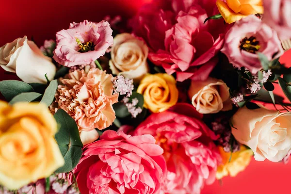 Piękny Bukiet Kolorowymi Kwiatami Czerwonym Tle — Zdjęcie stockowe