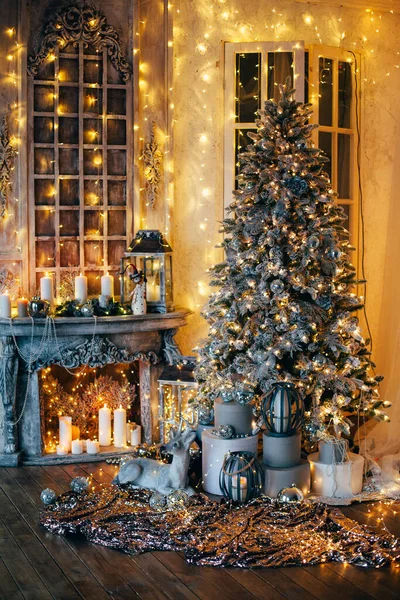 温馨舒适的夜晚在圣诞房间里 室内设计 圣诞树点着灯 — 图库照片