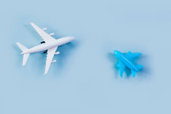Dva Letadlo Model Hračky Modrém Pozadí Dovolená Nebo Cestovní Koncept — Stock fotografie