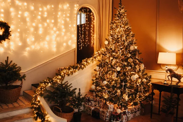 圣诞宴会厅室内设计奢华舒适温暖的夜晚 点缀着彩灯的圣诞树 献上礼物玩具 花环照明壁炉 假日客厅 新年假期 — 图库照片