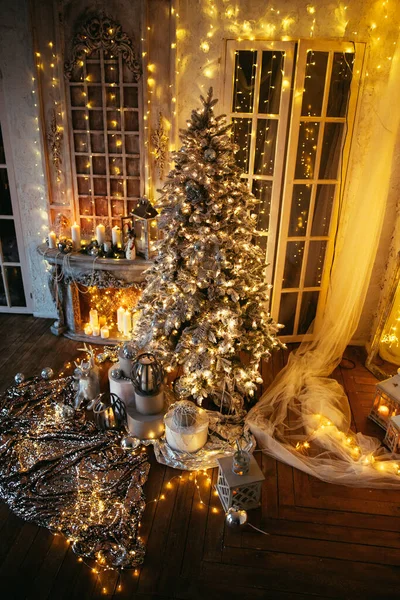 圣诞室内设计温馨舒适的夜晚 圣诞树上点缀着彩灯 室内壁炉 — 图库照片