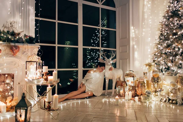 Bela Jovem Mulher Vestido Branco Quarto Com Decorações Natal — Fotografia de Stock