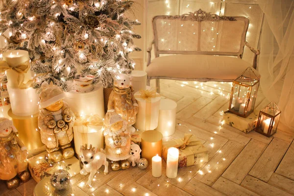 Belo Quarto Ano Novo Decorado Pela Luz Natal Velas — Fotografia de Stock