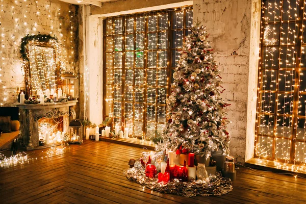 温暖舒适的神奇夜晚在豪华的圣诞房间里童话般的室内设计 典雅的窗户 壁炉圣诞树点缀着灯光 花环照明 — 图库照片