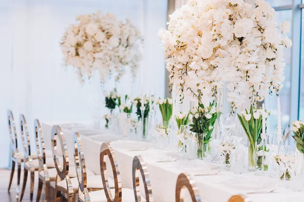 Beyaz çiçekli güzel bir düğün masası.