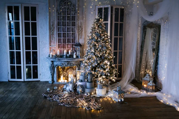 Warmer Und Gemütlicher Abend Weihnachtszimmer Innenarchitektur Weihnachtsbaum Mit Lichtern Dekoriert — Stockfoto