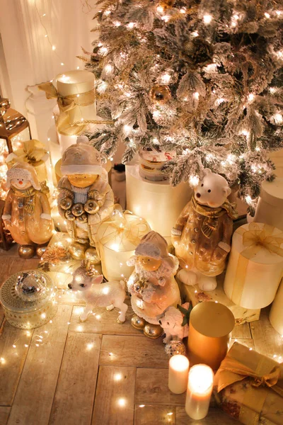 Belo Quarto Ano Novo Decorado Pela Luz Natal Velas — Fotografia de Stock