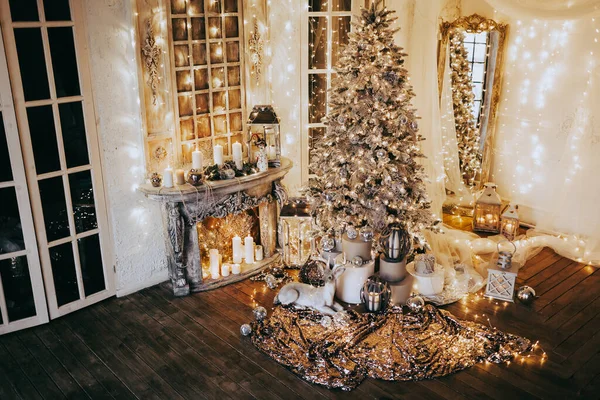 Noche Cálida Acogedora Habitación Navidad Diseño Interiores Árbol Navidad Decorado —  Fotos de Stock