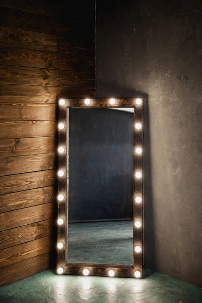 Duvarında ışıklar olan ahşap çerçeve