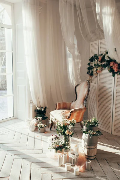 Chaise Rose Vintage Dans Une Chambre Blanche Décorée Romantique Avec — Photo