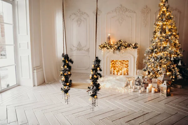 Intérieur Classique Chambre Blanche Décorée Avec Balançoire Cheminée Décorée Arbre — Photo