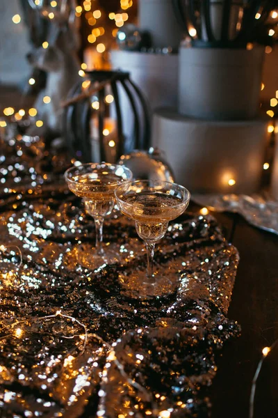 Дві Склянки Шампанського Над Плямами Розмивання Запалюють Фон Концепція Святкування — стокове фото
