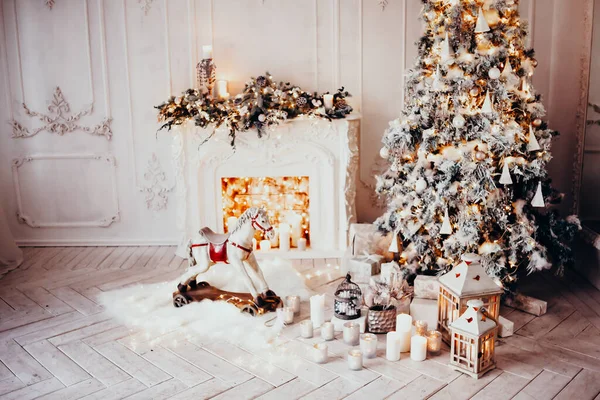 Interior Clássico Quarto Branco Com Árvore Natal Com Grinalda Lareira — Fotografia de Stock