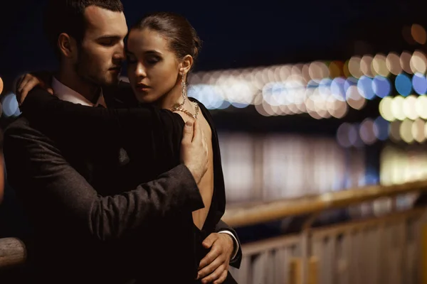 Casal Macio Roupa Elegante Abraçando Fora Noite — Fotografia de Stock