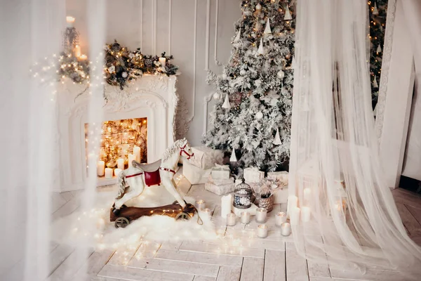 Clásico Interior Una Habitación Blanca Con Árbol Navidad Con Guirnalda — Foto de Stock