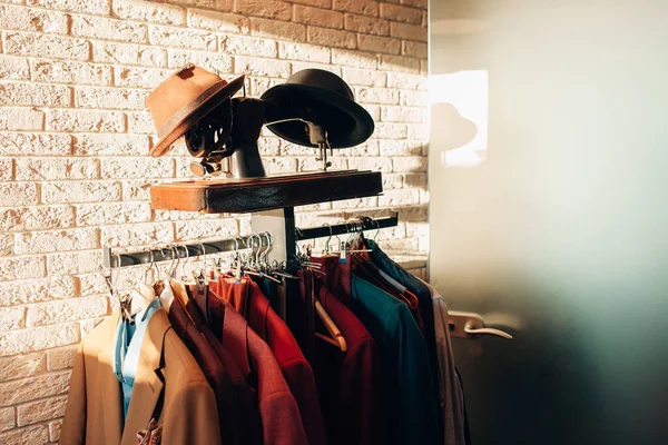 Farklı Renk Takım Elbiseli Şapkalı Bir Adamın Gardırobu Tuğla Duvarın — Stok fotoğraf
