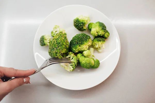 Woman Hold Fork Delicious Fresh Broccoli White Plate — Stock Photo, Image