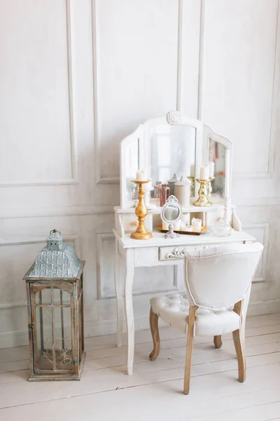 Bel Intérieur Blanc Chambre Classique Avec Plancher Bois Murs Lumineux — Photo