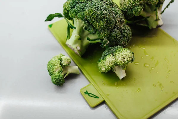 Broccoli Freschi Tagliere Verde Vista Vicino — Foto Stock