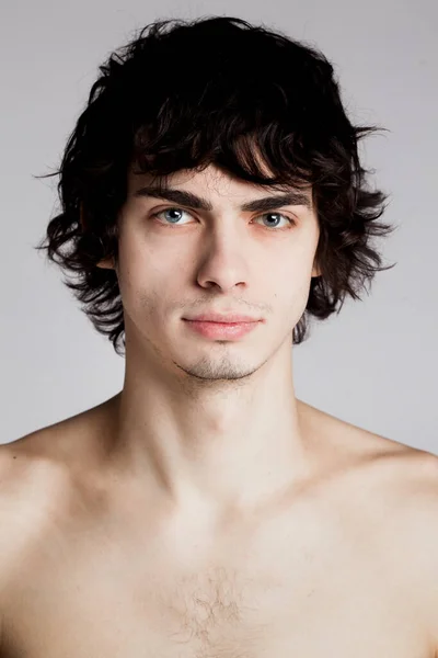 Stüdyoda poz veren çıplak model.