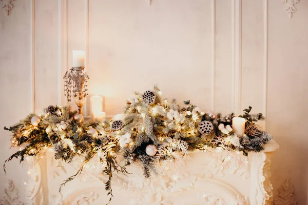 キャンドルやおもちゃで飾られた明るいクリスマス暖炉 — ストック写真