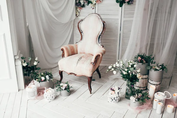 装飾された画面 カーテン キャンドルや花 大きな窓 スタジオの写真とロマンチックな装飾された白い部屋のヴィンテージピンクの椅子 — ストック写真