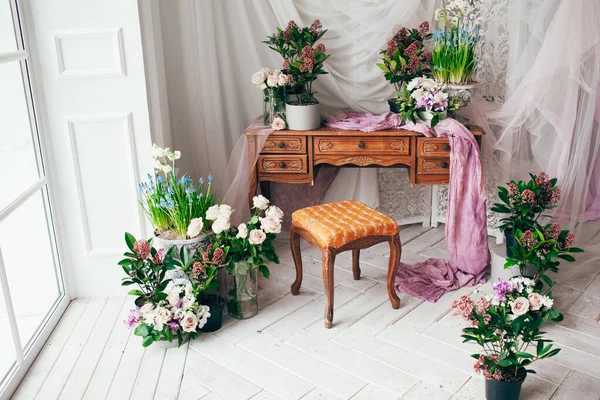 Vintage Decorado Con Flores Primavera Tela Púrpura Verdes Muebles Antiguos — Foto de Stock