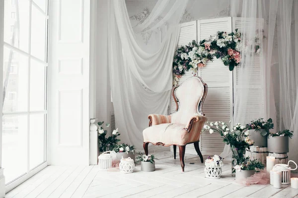 Silla Rosa Vintage Romántica Habitación Blanca Decorada Con Pantalla Decorada — Foto de Stock
