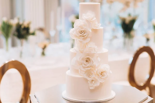 Beautiful Wedding Cake White Roses — Stock Photo, Image