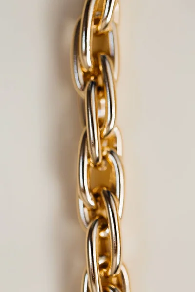 白い背景に巨大な黄金の編み鎖ブレスレットのクローズアップビュー — ストック写真