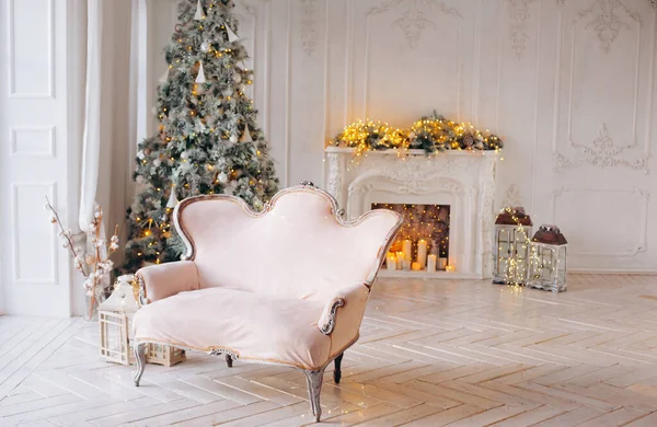 Bonito Natal Fabuloso Branco Clássico Interior Com Uma Árvore Natal — Fotografia de Stock
