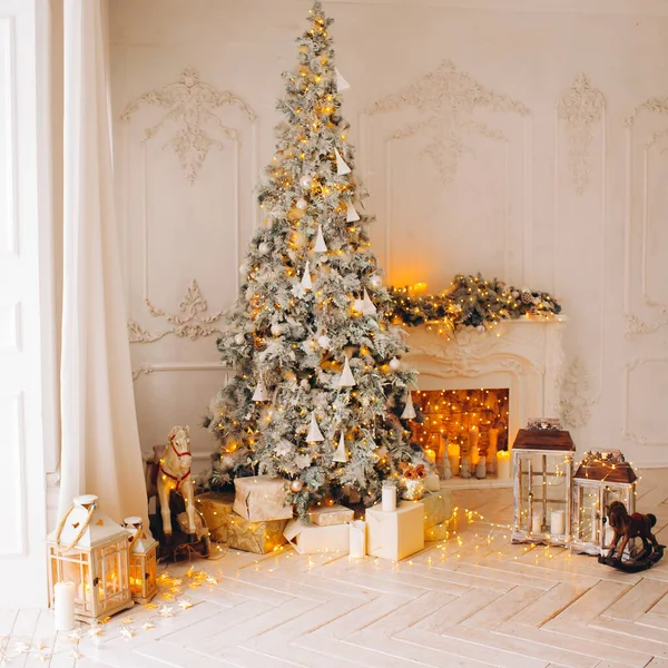 装飾された暖炉のある白い部屋の古典的なインテリア クリスマスツリー ガーランド キャンドル ランタン 朝の贈り物 — ストック写真