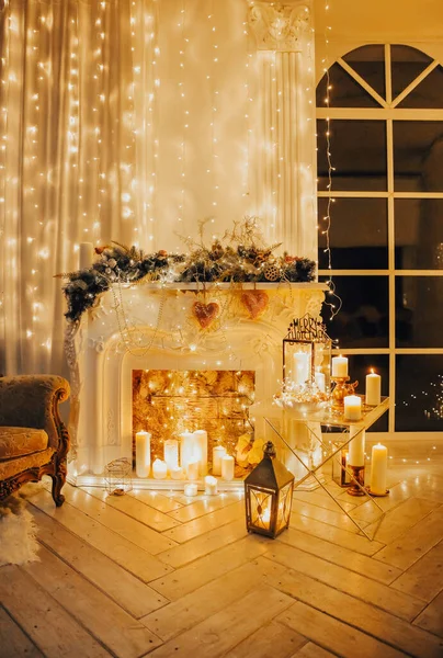 Warmer Und Gemütlicher Abend Weihnachtlichen Interieur Weihnachtsbaum Geschmückt Mit Lichtern — Stockfoto